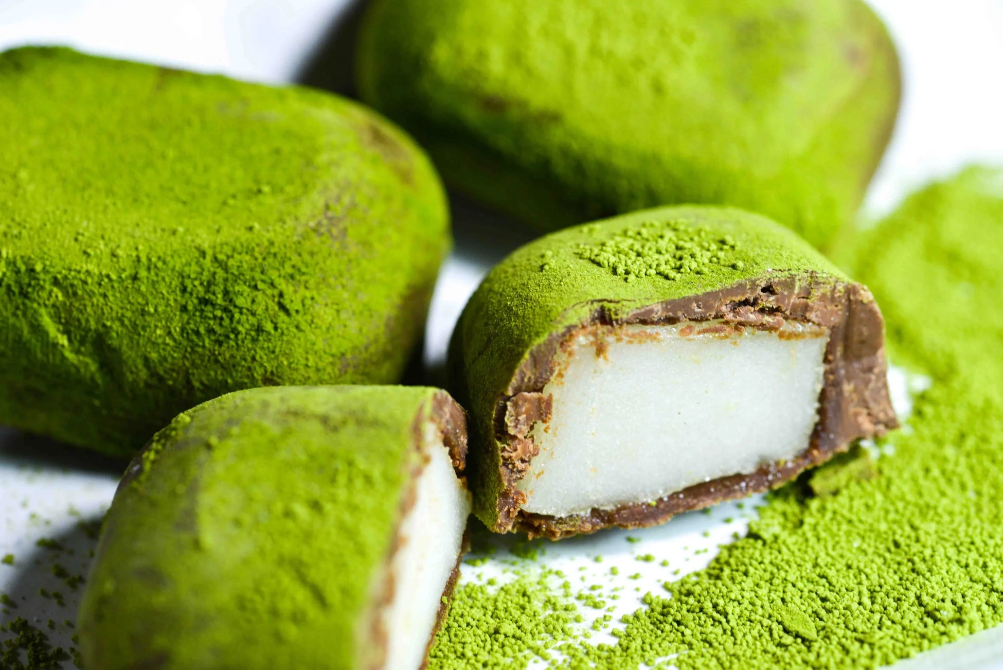 抹茶に溺れるショコラ餅の断面