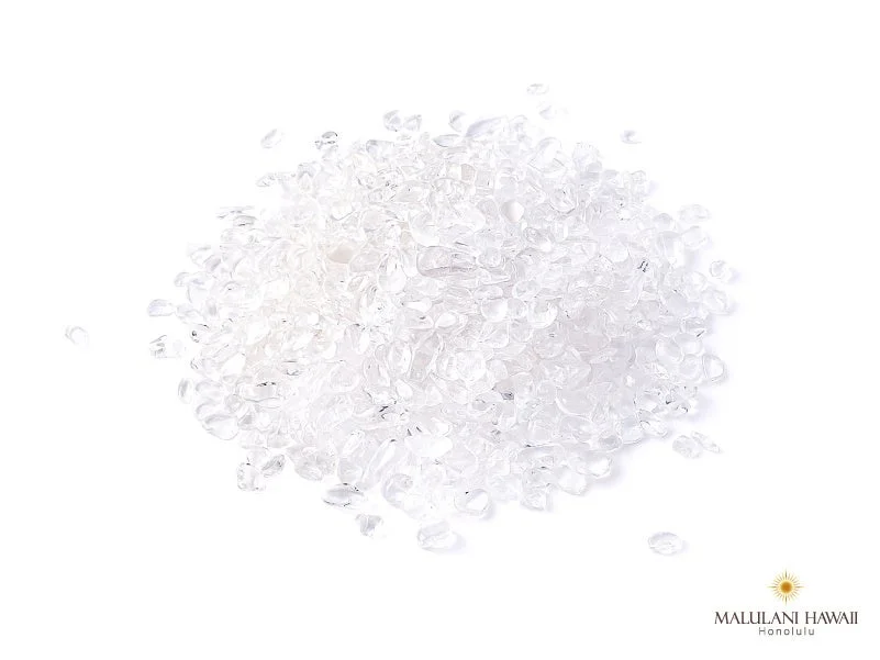 白い背景に透明で小さな粒状の水晶（クリスタルチップ）