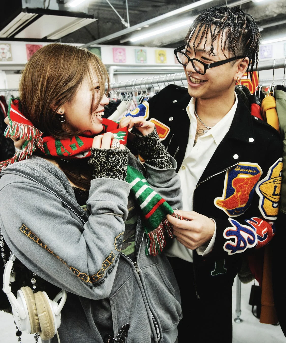 古着屋で笑顔の若い男女