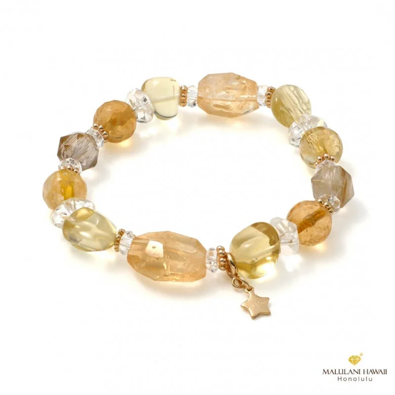 黄色や琥珀色の石が中心で、透明なビーズも混ざるブレスレット