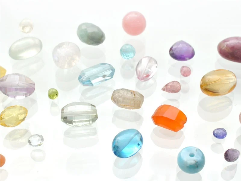 様々な色と形、透明度を持つ宝石やビーズ