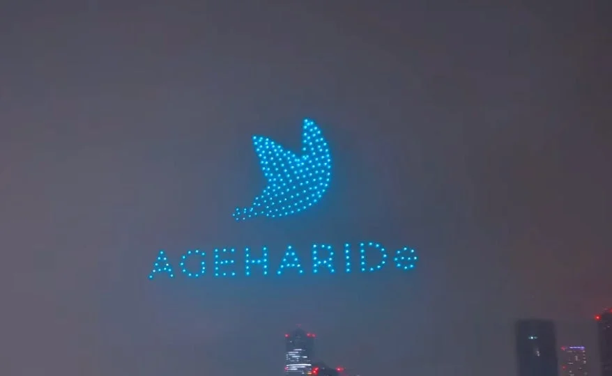 夜空に描かれたAGEHARIDeのロゴ