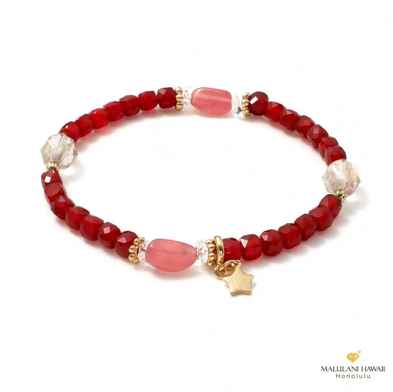 赤色のファセットカットビーズとピンクのオーバル型ビーズが特徴のブレスレット