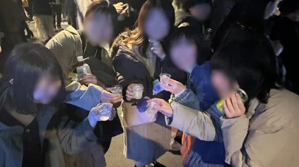 飲み物を片手に交流を楽しむ参加者たち