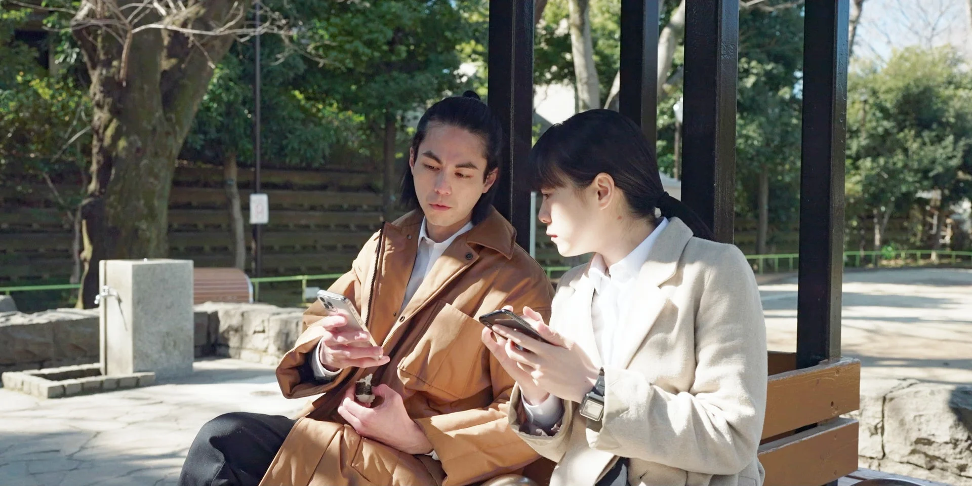 公園で弁当を食べる菅元と青木