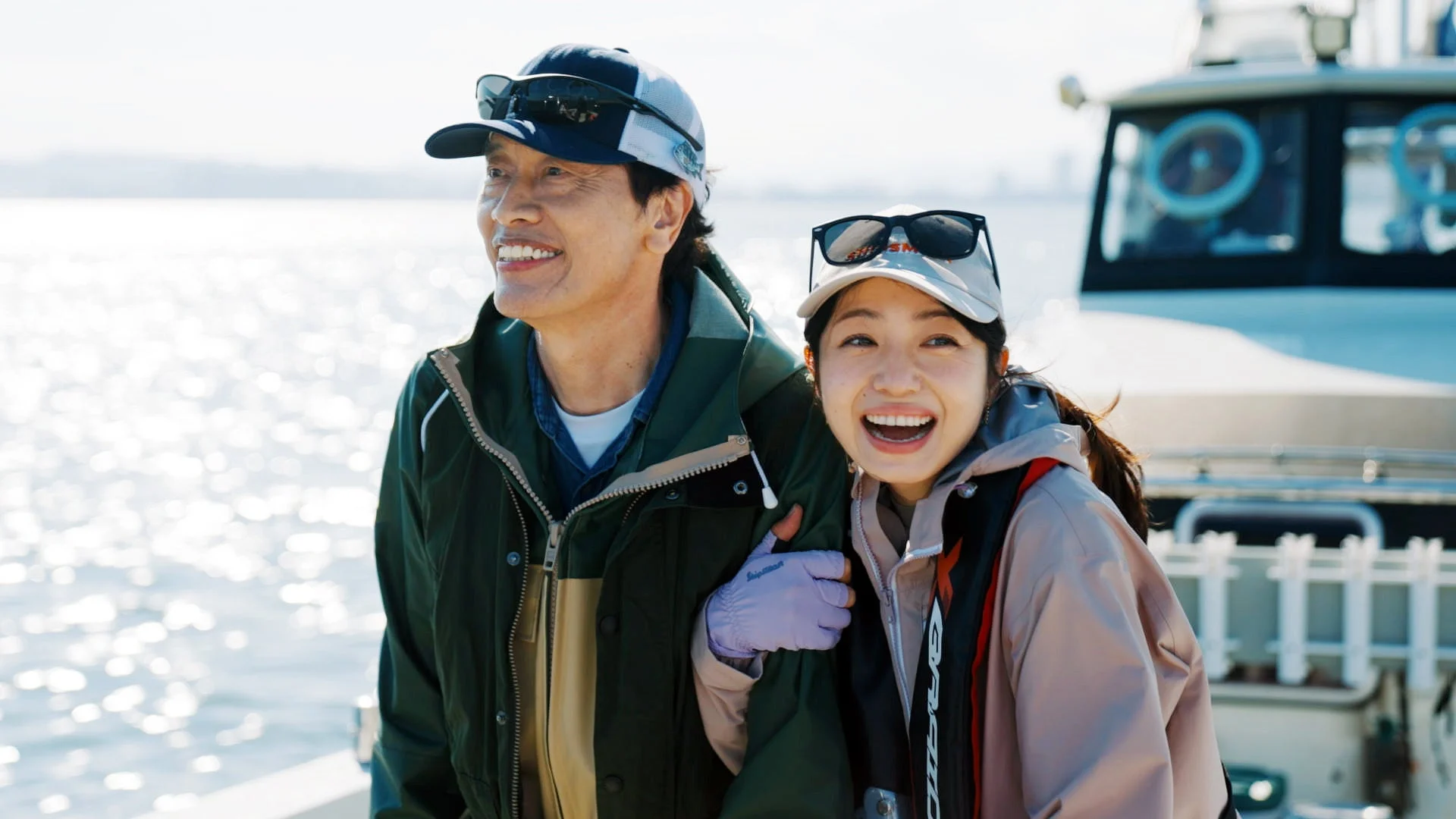 船上で笑顔の男女