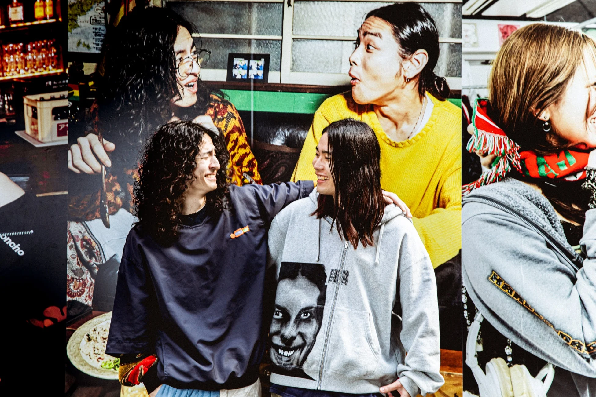 屋内で楽しそうに交流する若者たち