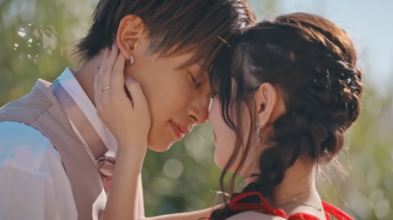 カップルが顔を寄せ合い抱擁するロマンチックなシーン