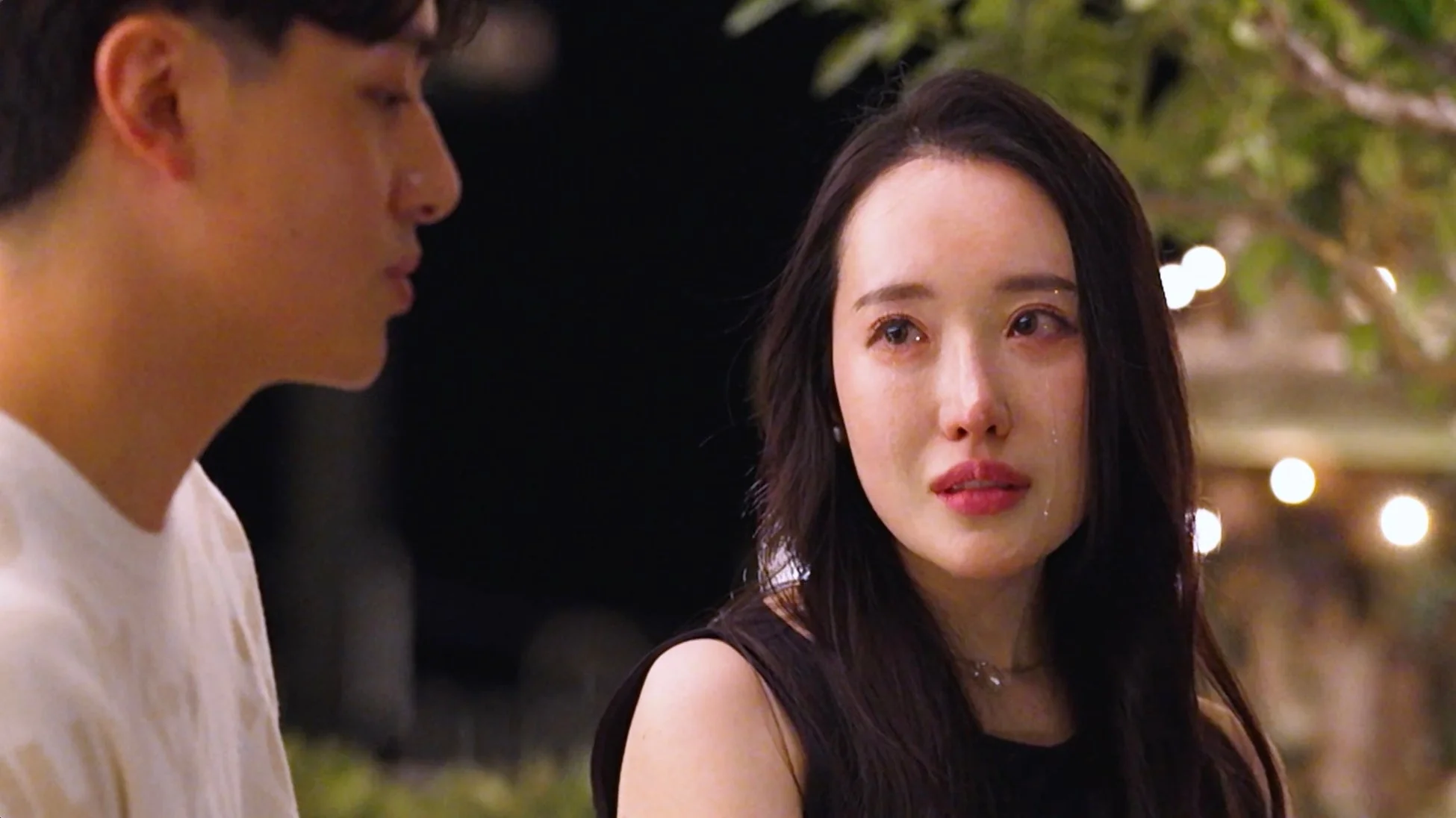 涙を流す女性と男性