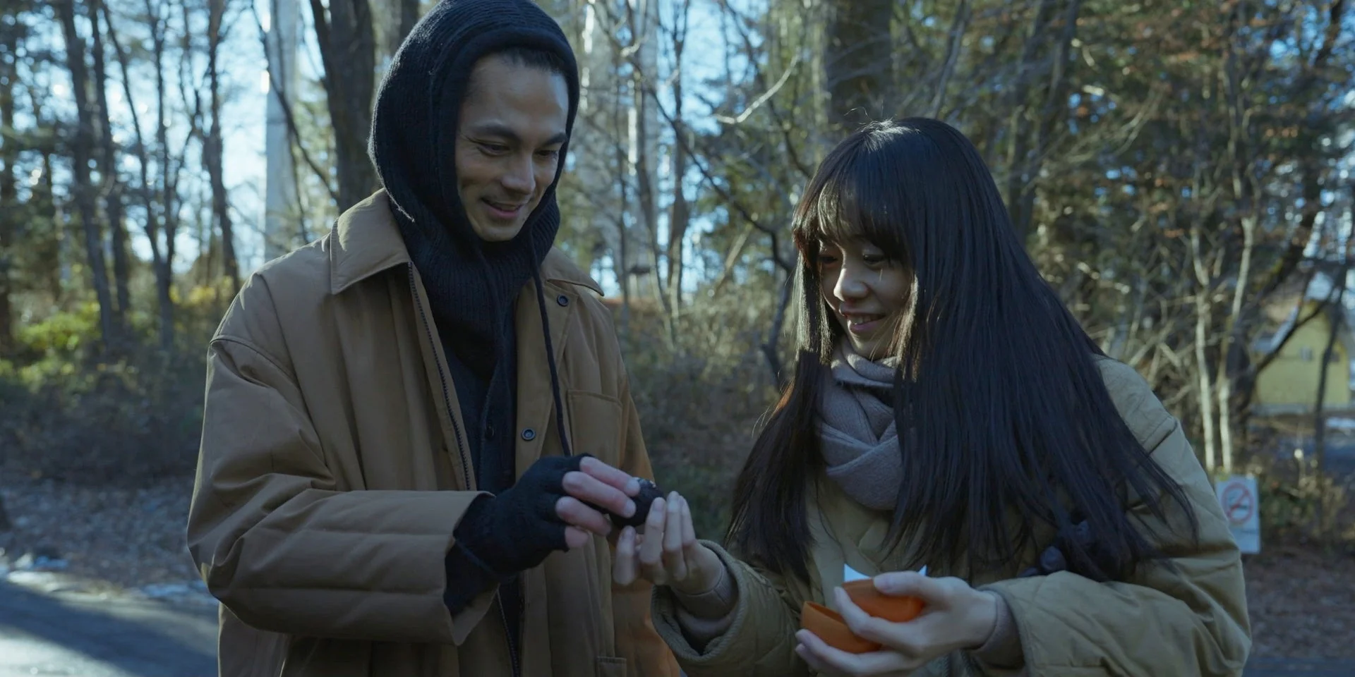 遊園地で笑い合う菅元と青木