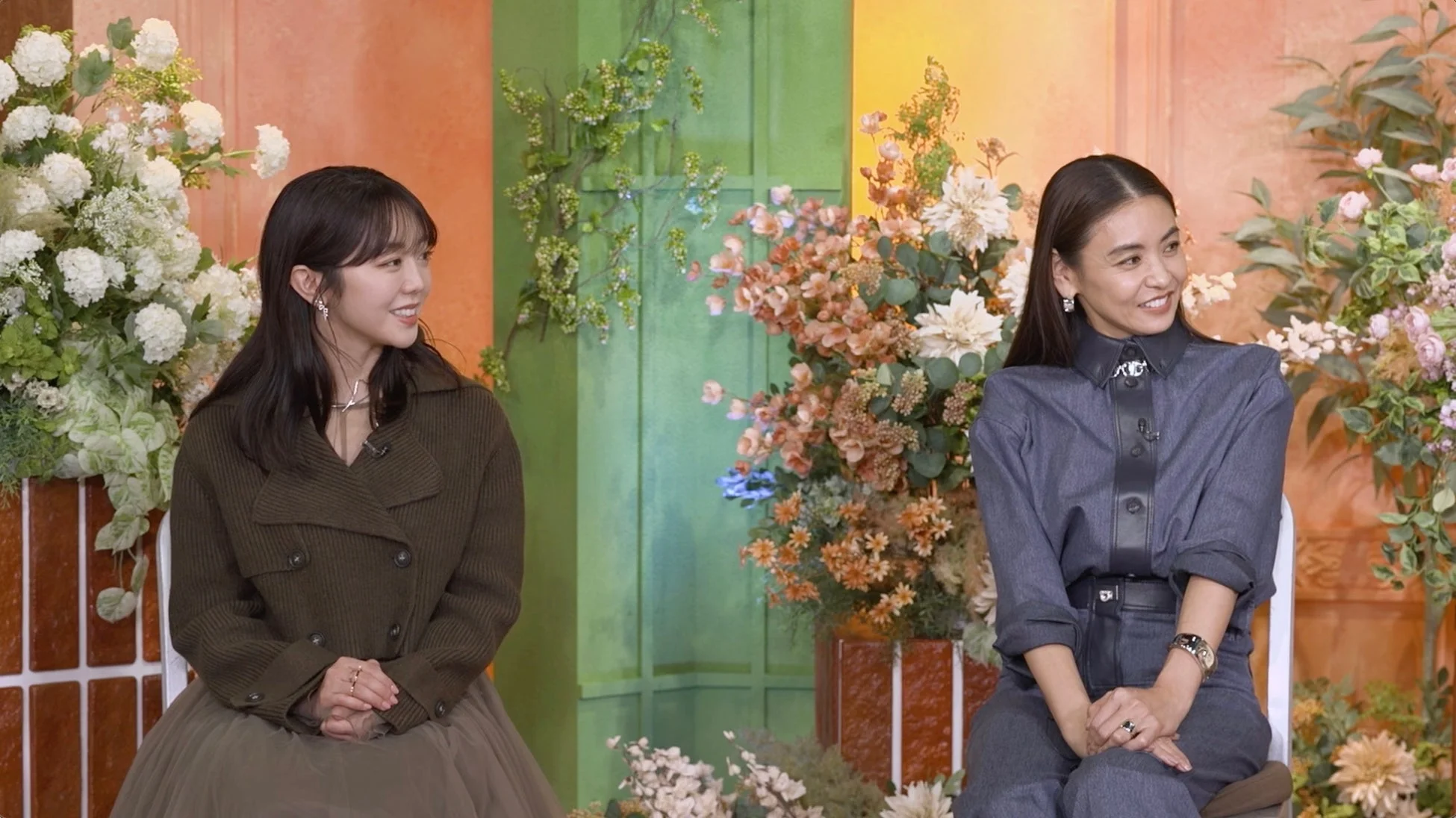 笑顔で対談する女性たち