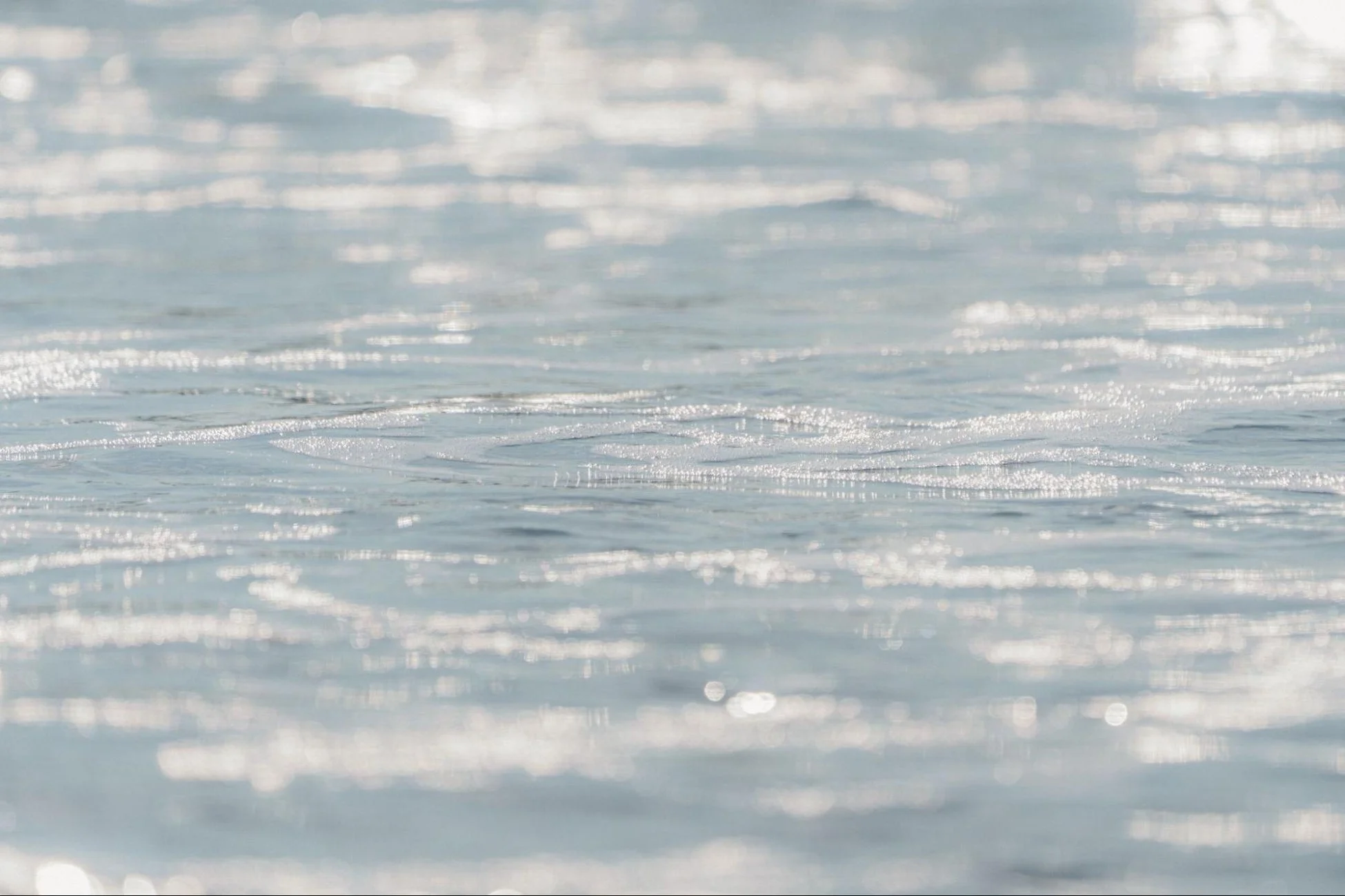 水面に反射する光