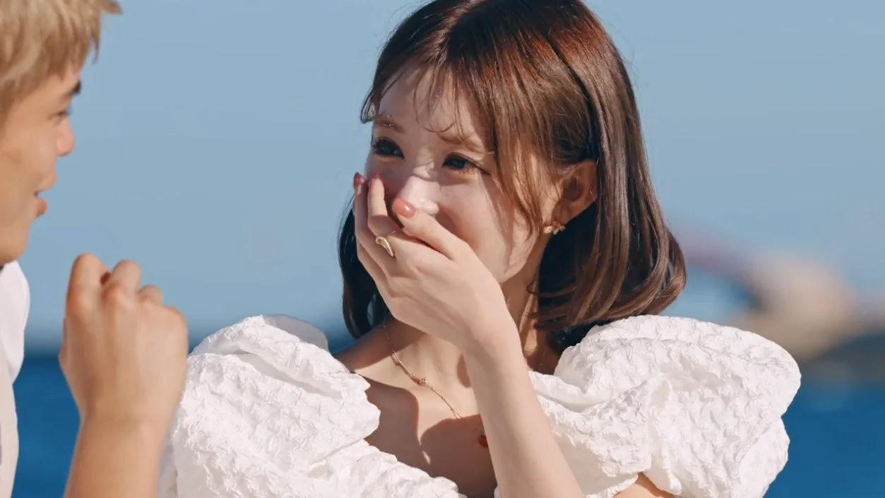 女性が男性の耳元でささやくシーン