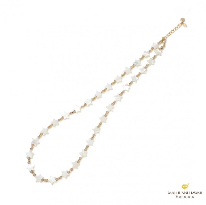 白い星形のマザーオブパールと小さなゴールドビーズが連なったネックレス