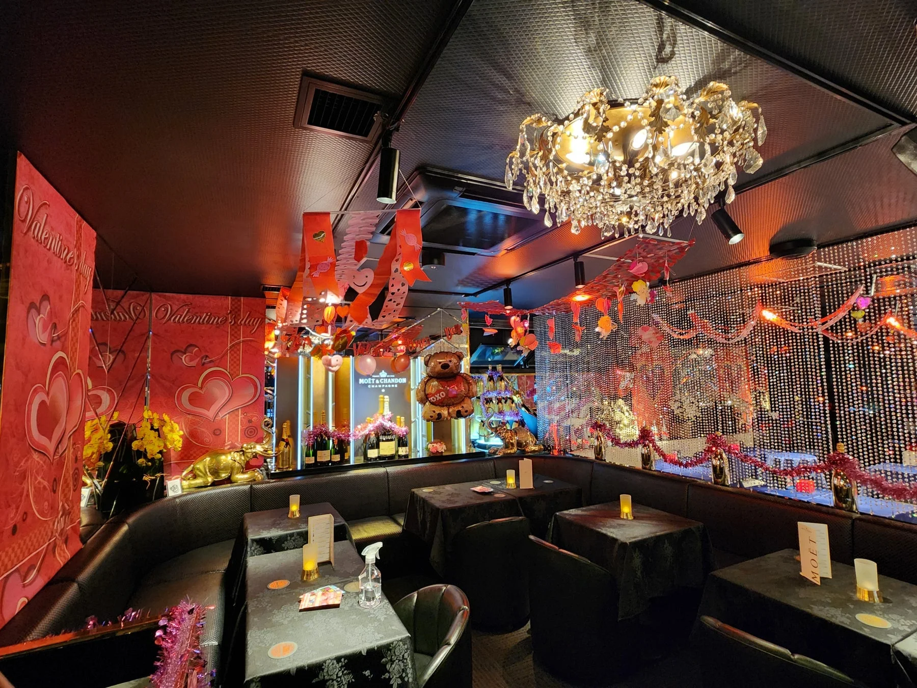 バレンタイン装飾とシャンパン