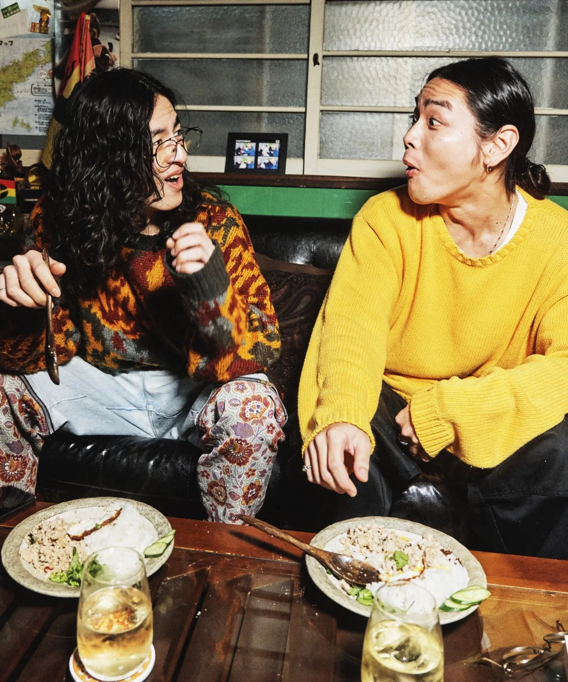 ソファで会話する2人の男性