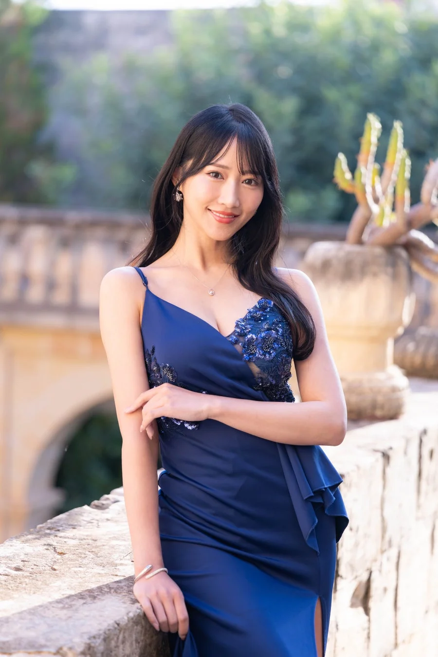 青いエレガントなドレスを着たアジア人女性