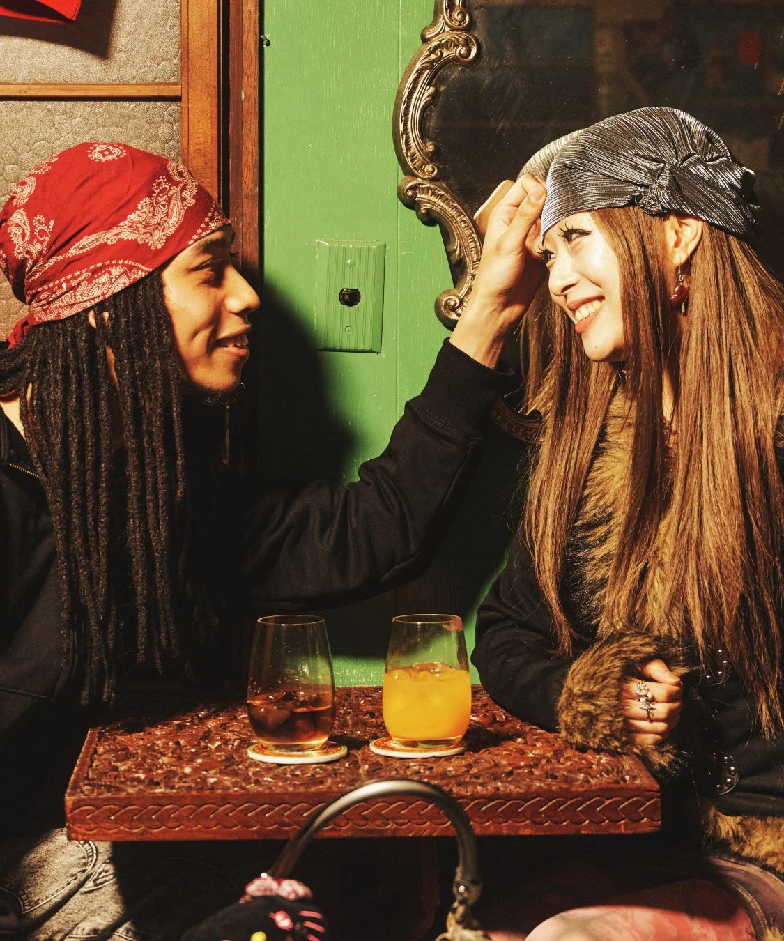 笑顔で向かい合う男女