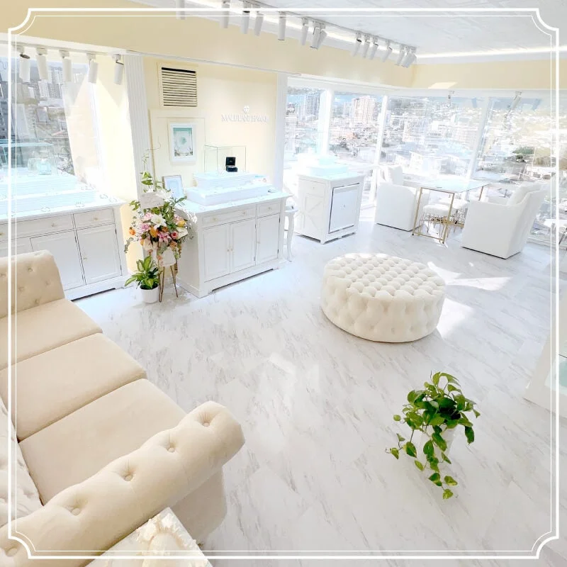 明るく開放的な白い内装の店舗またはショールーム