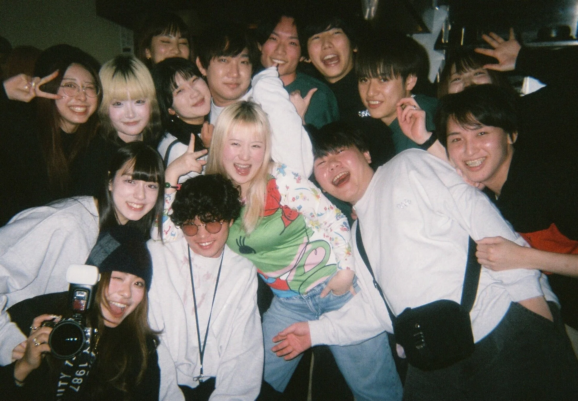 若者たちの集合写真