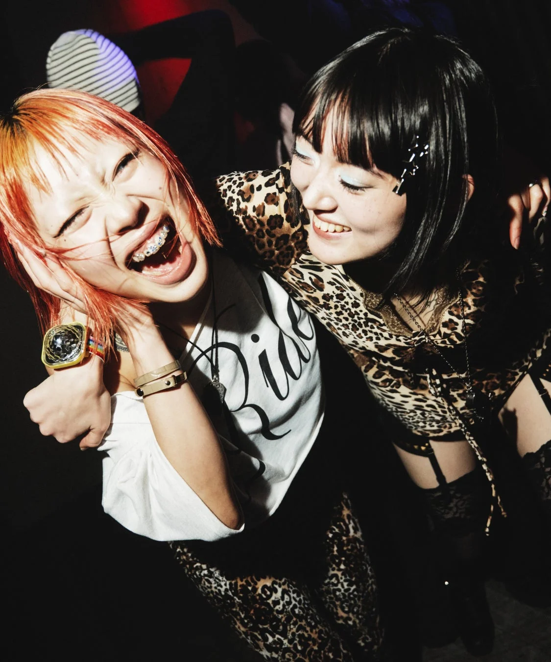 楽しそうに笑い合う2人の女性