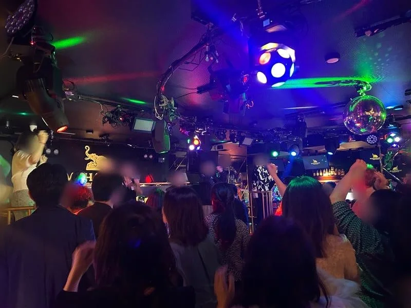 ディスコで楽しむ人々