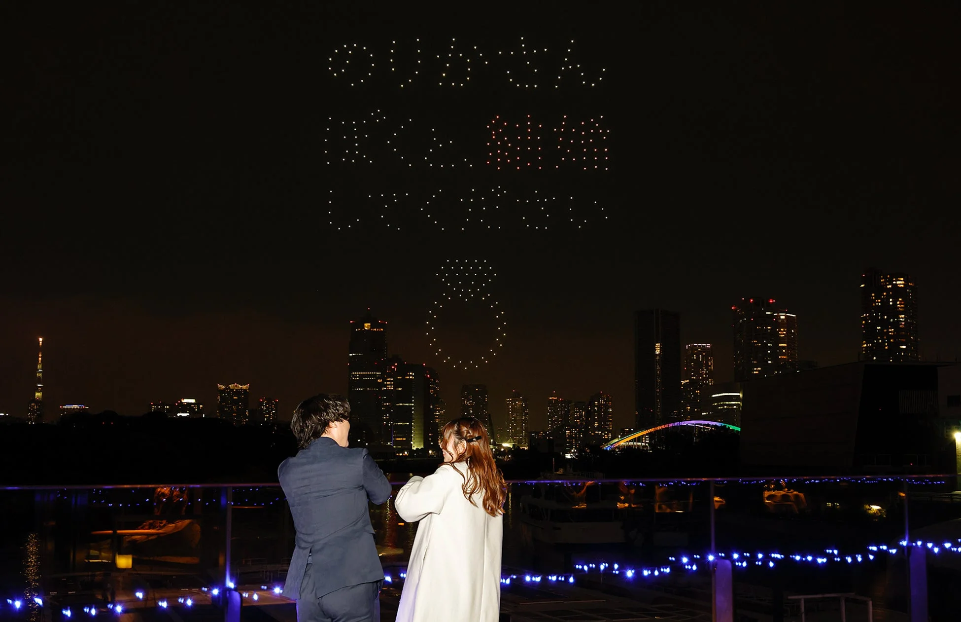 カップルとドローンメッセージ「ありがとう 結婚してください」