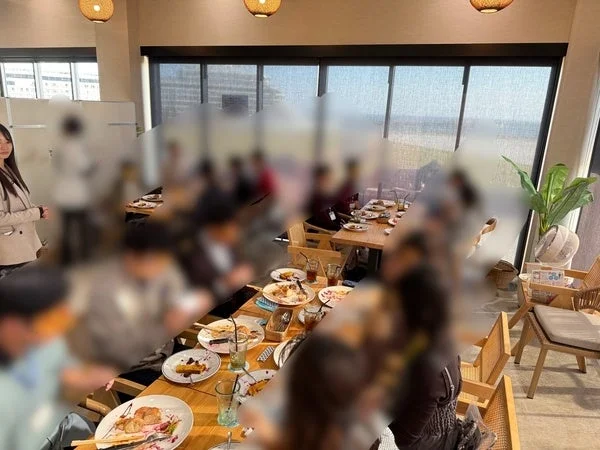 仮面舞踏会後の交流の様子