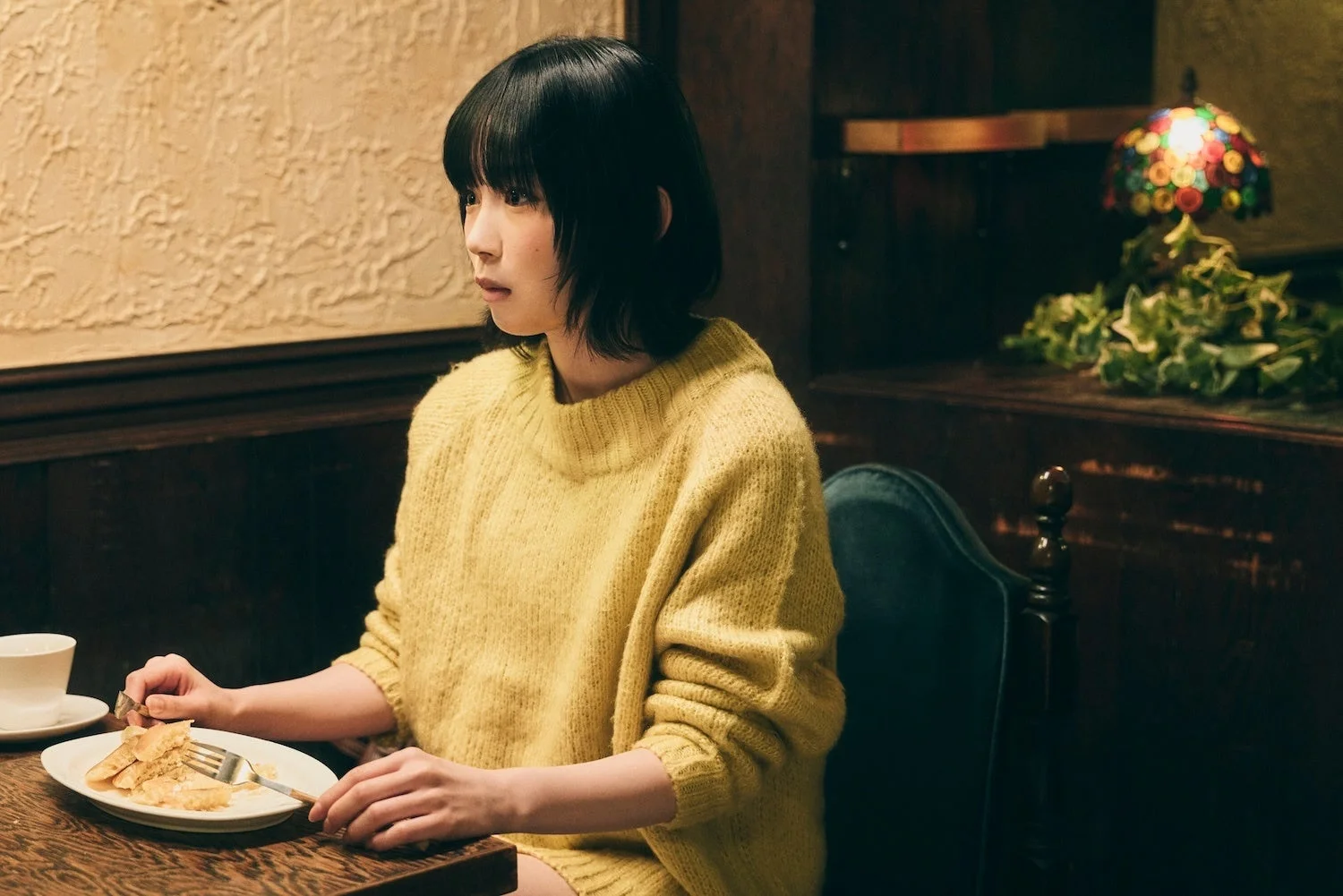 カフェで食事をするひより