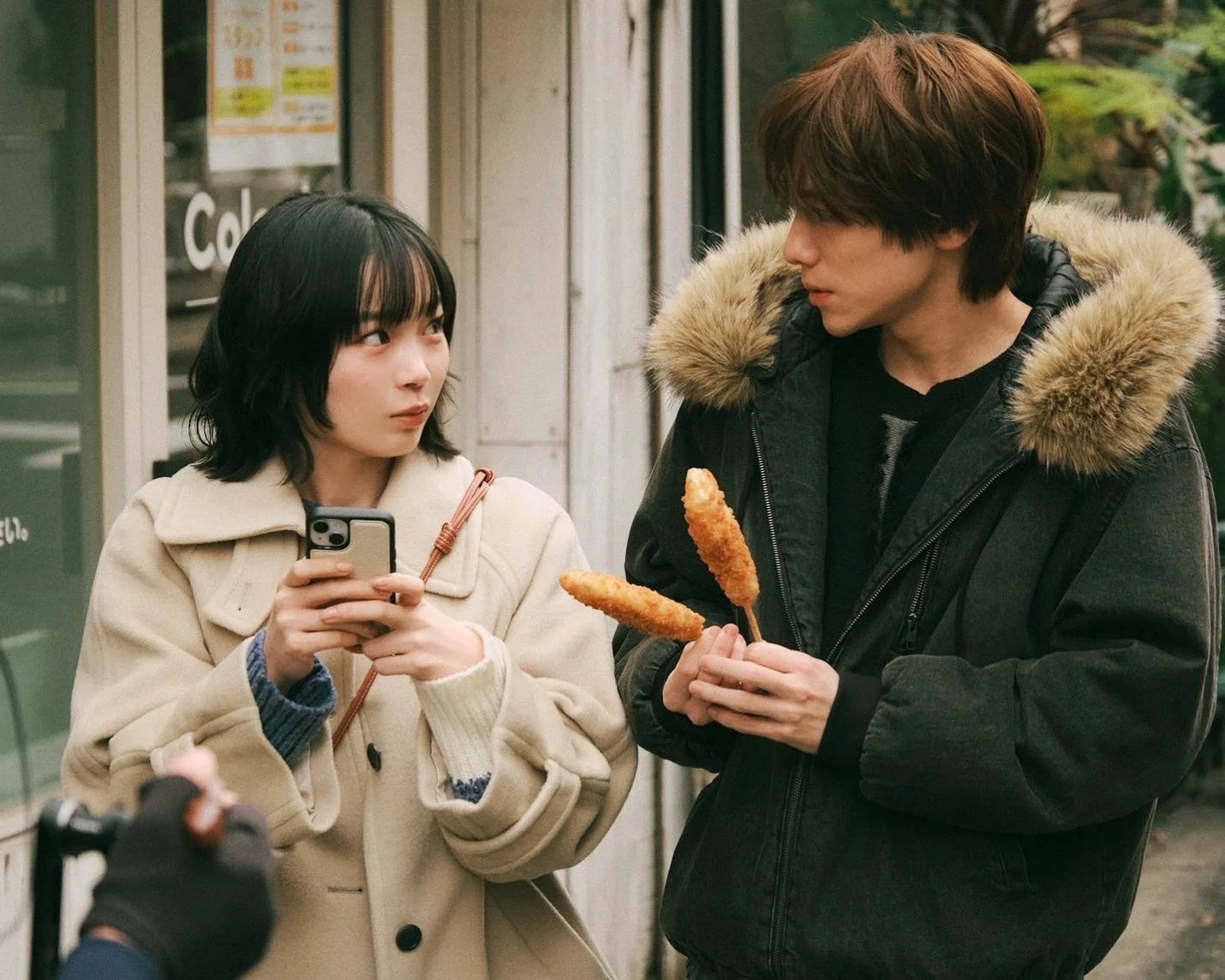 ストリートフードを食べる男女