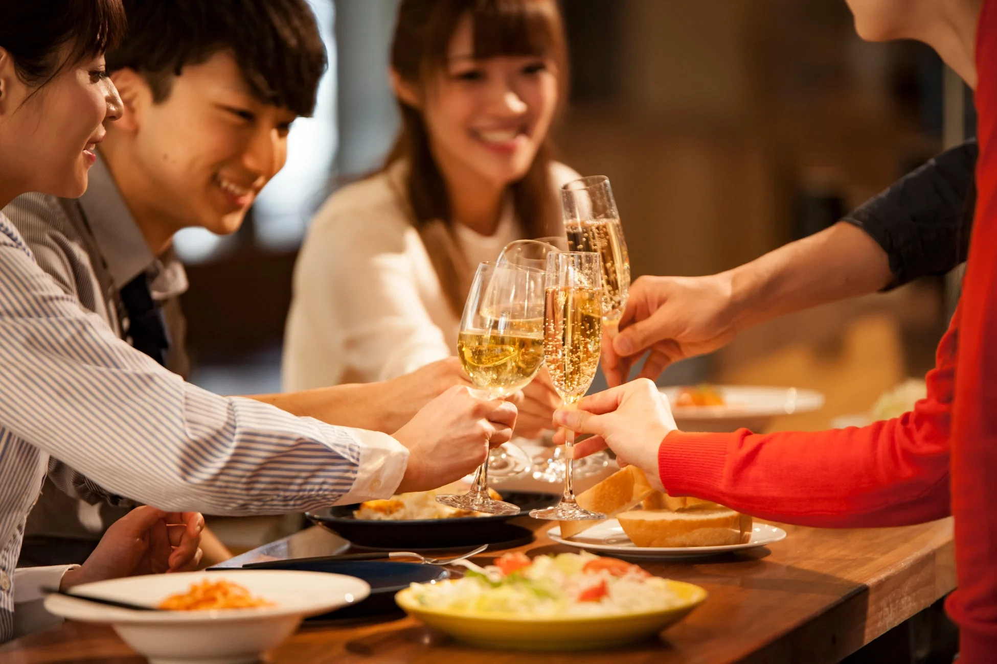 乾杯する若者たち