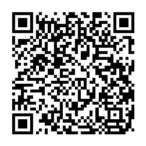 白黒のQRコードが表示されています。このコードをスキャンすると、YouTubeのウェブサイトへアクセスできます。デジタルリンクとして機能しています。