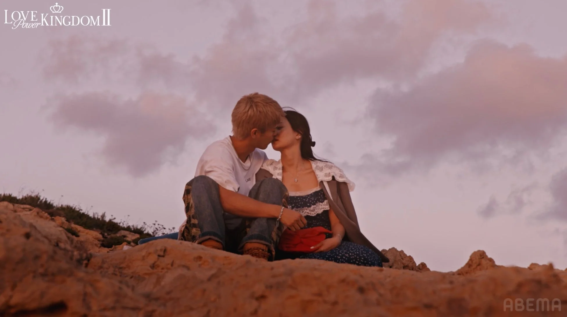 丘の上でのキス