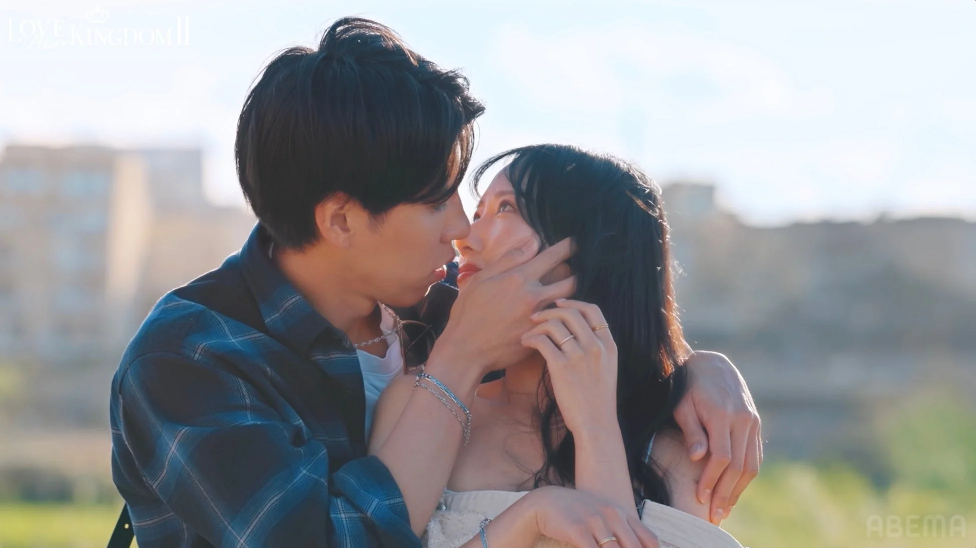 キスをするカップル