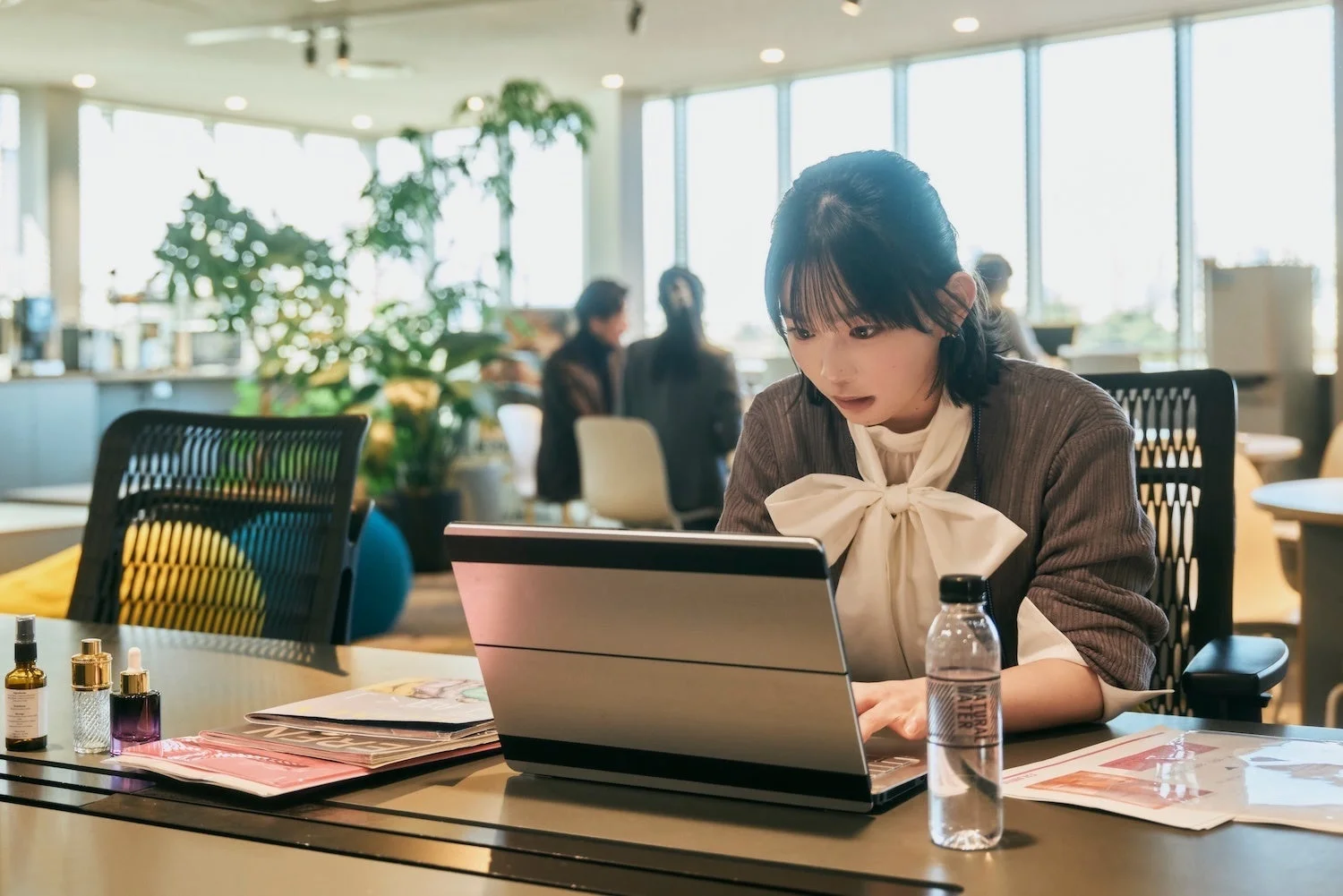 宮﨑優さん演じるひよりのオフィスシーン