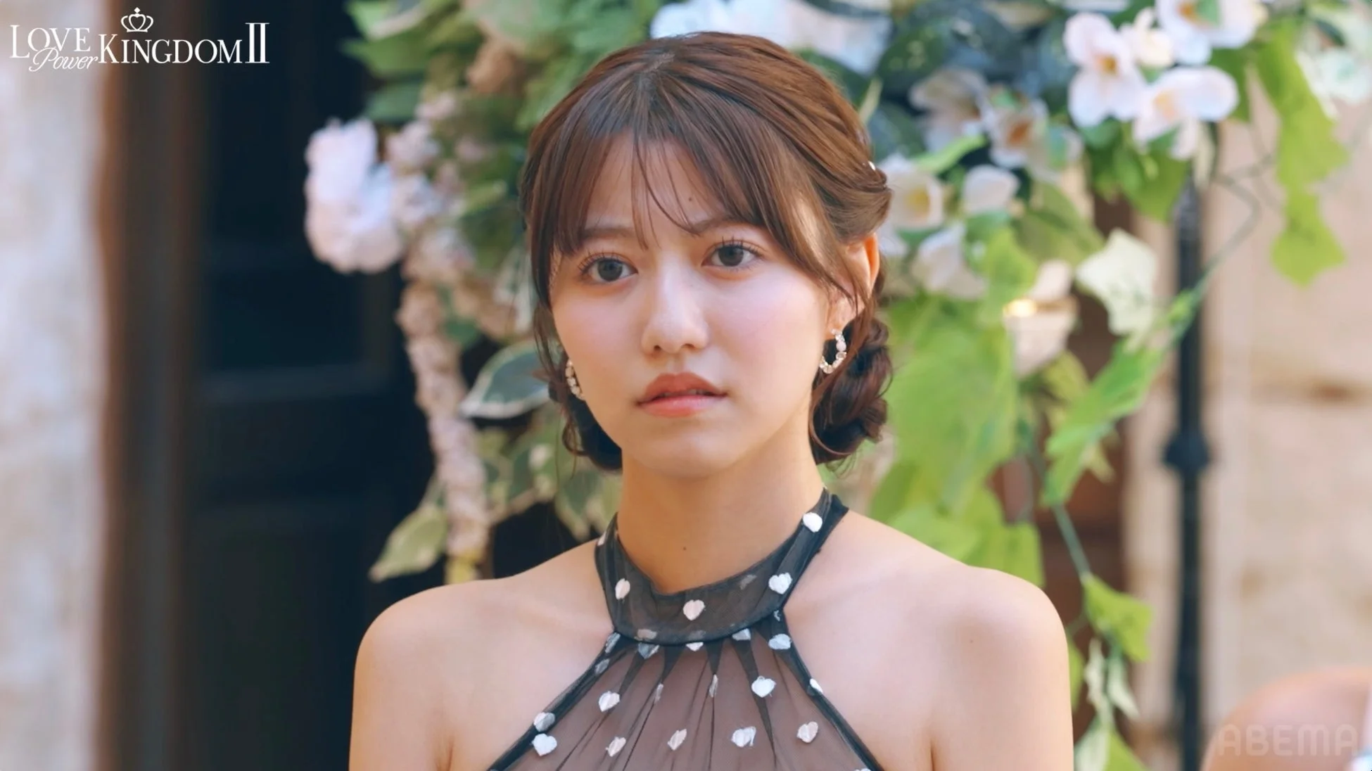 真剣な表情の女性