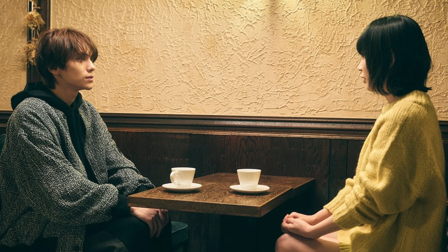 カフェで会話するひよりと鯨