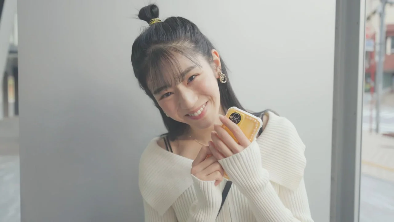 スマホを持つ笑顔の女性