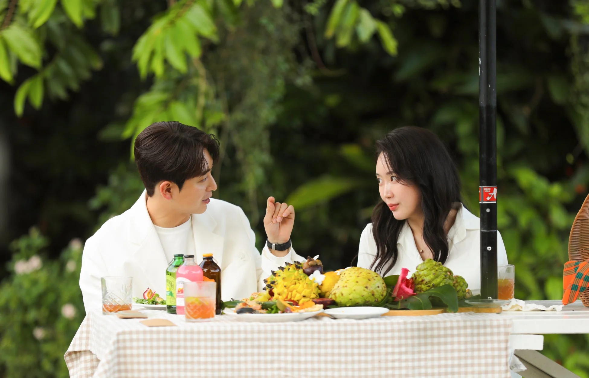 男女が食事を楽しむ様子