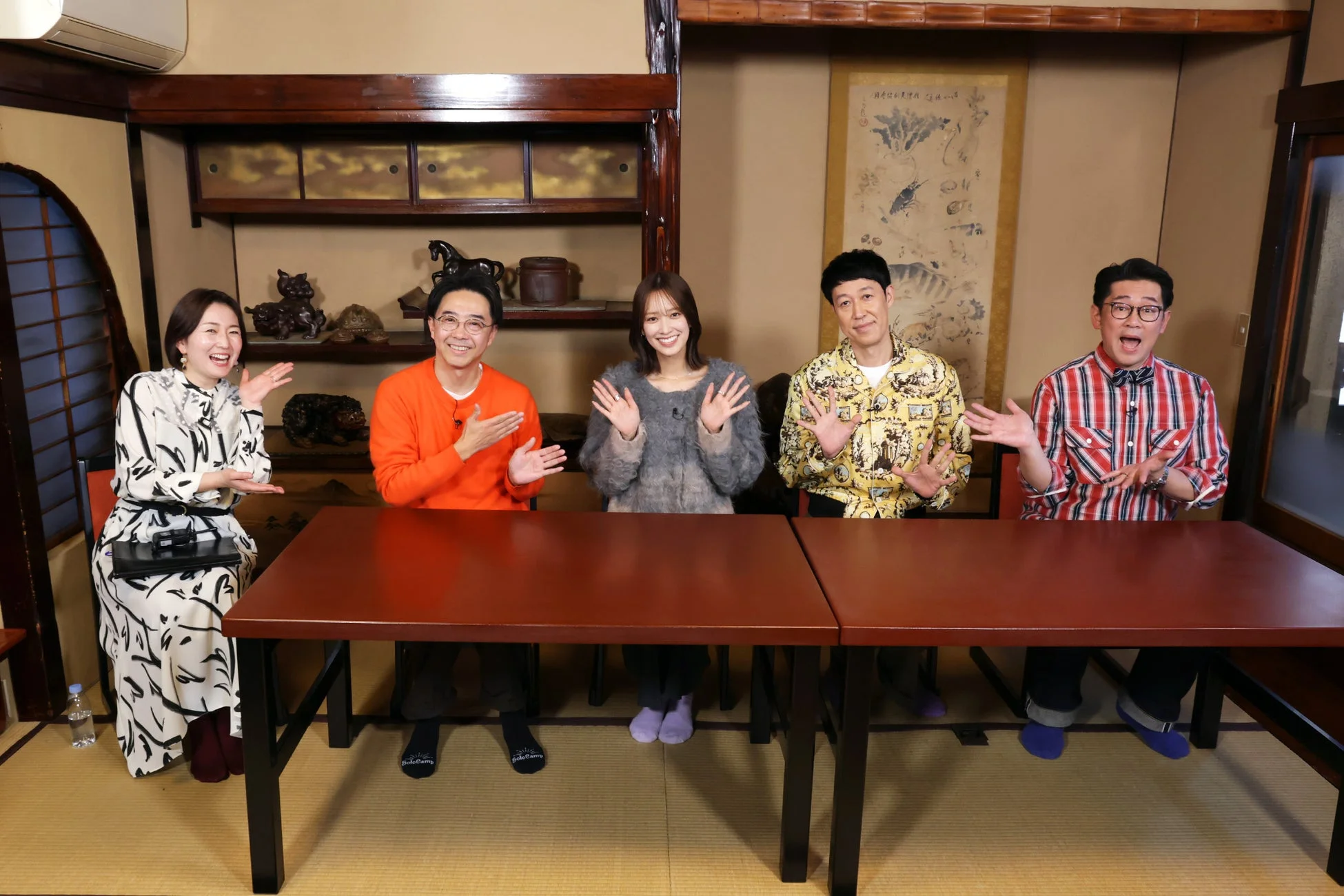 和室でトークする5人の男女