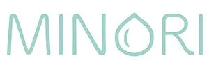 白地に青緑色の「MINORI」というロゴがデザインされています。文字の「O」が水滴の形をしており、清潔感と自然を想起させるミニマルな表現です。