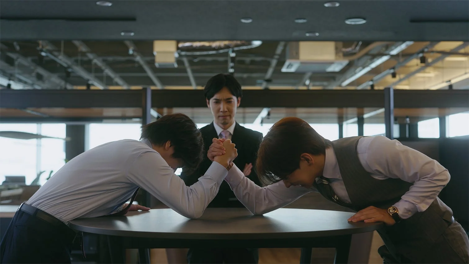 腕相撲のシーン