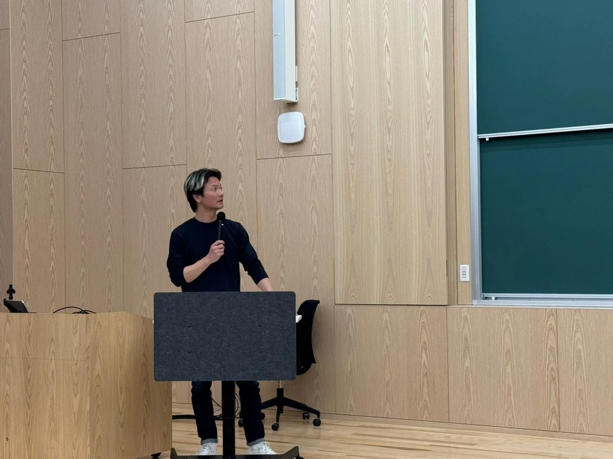 プレゼンテーションを行う男性