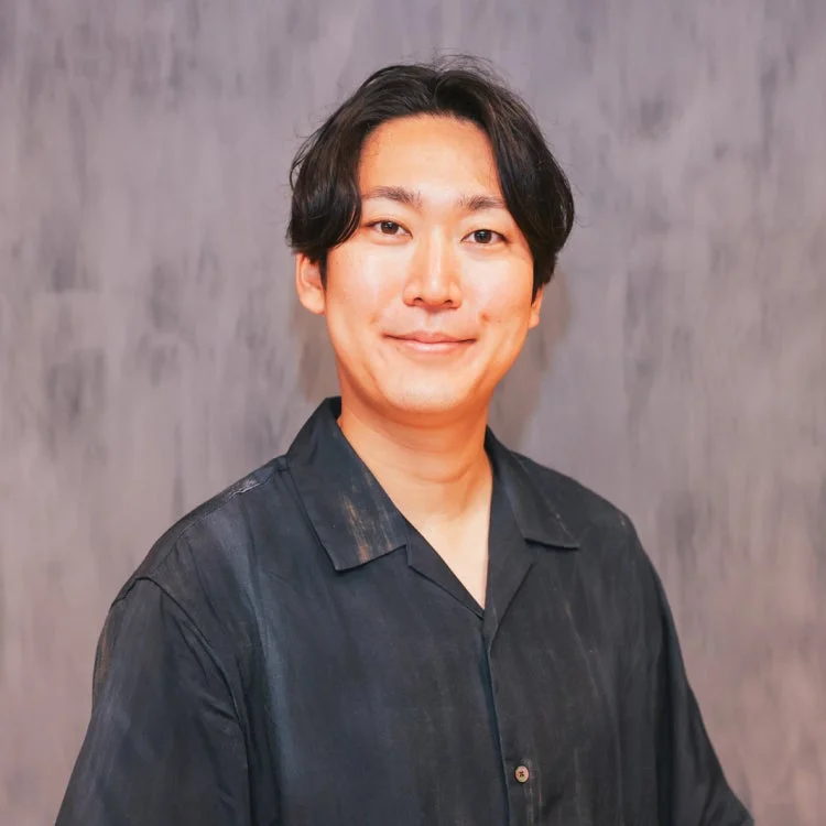 黒いシャツを着た男性のポートレート