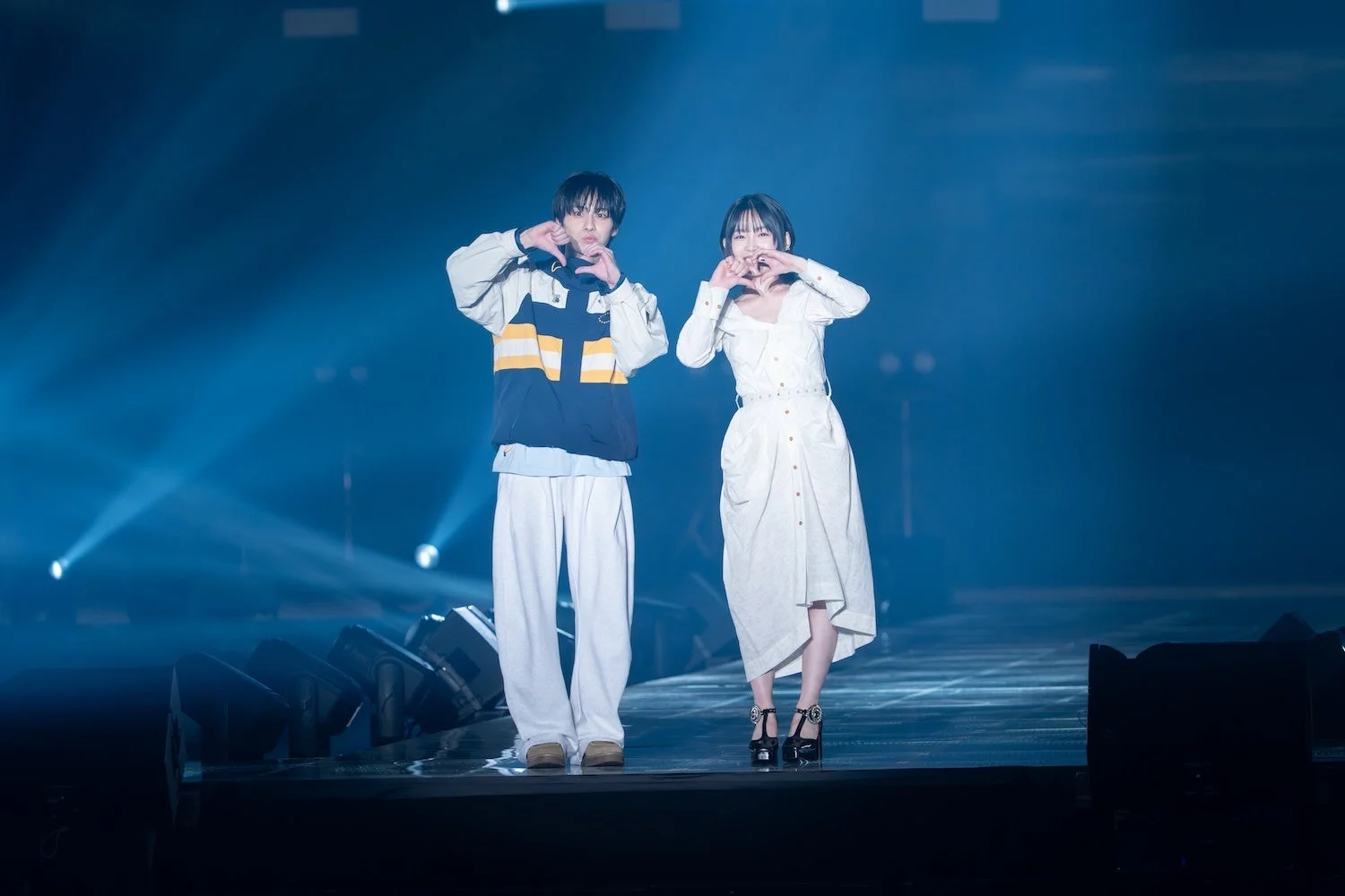 ステージでハートポーズをとる宮﨑優さんと山下幸輝さん