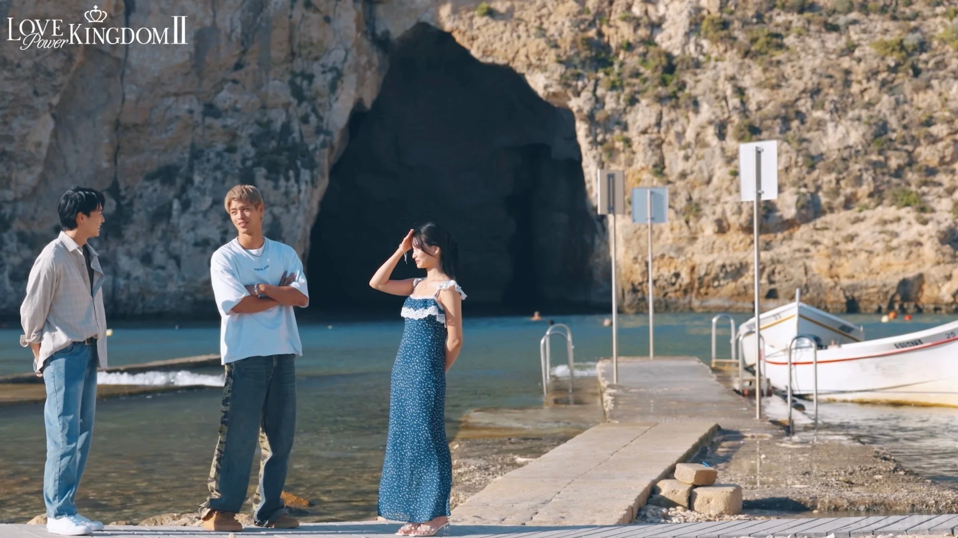 桟橋に立つ男女3人