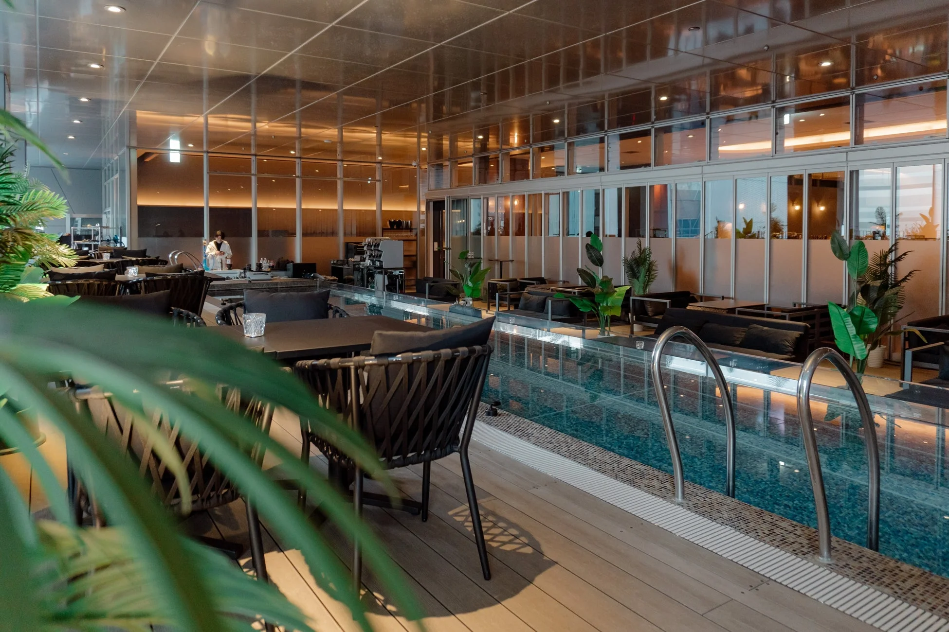 ラウンジとプール