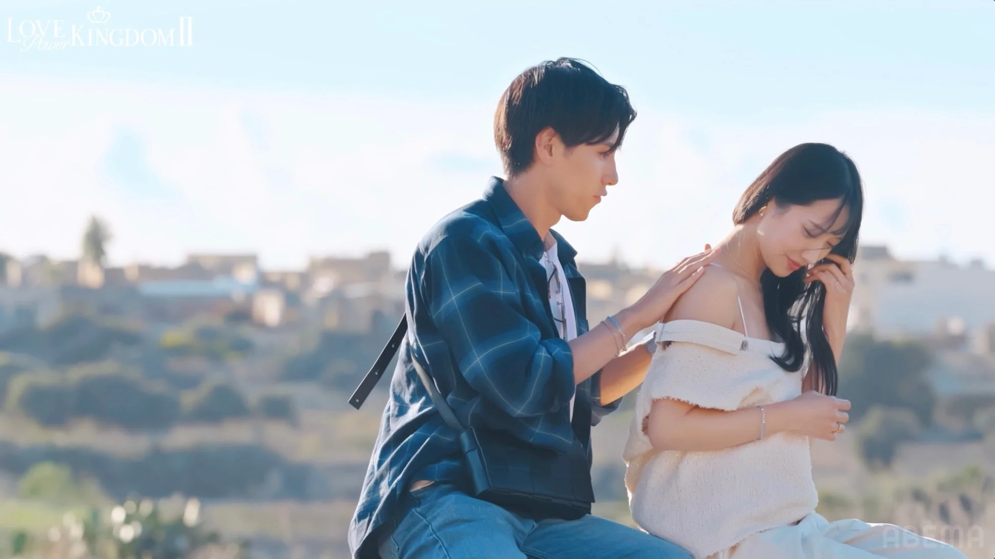 優しく抱きしめる男性