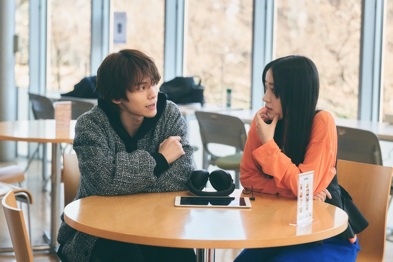 カフェで会話するひよりと鯨