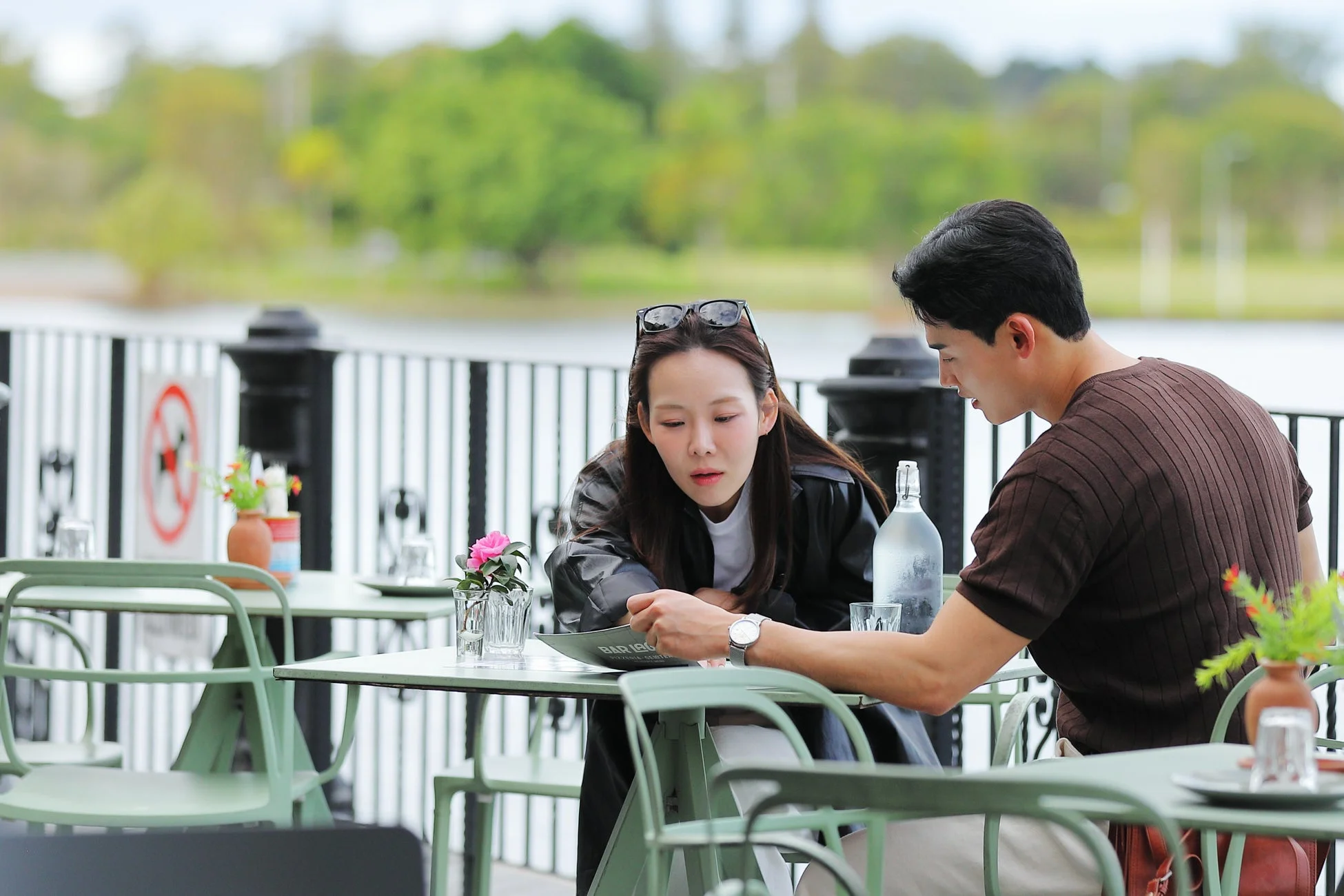 カフェで会話する男女